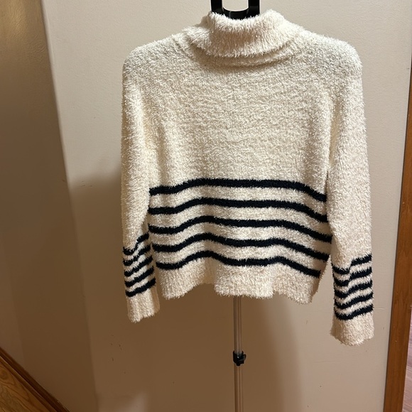 Favlux size medium women’s sweater. Cream and navy - Picture 5 of 5